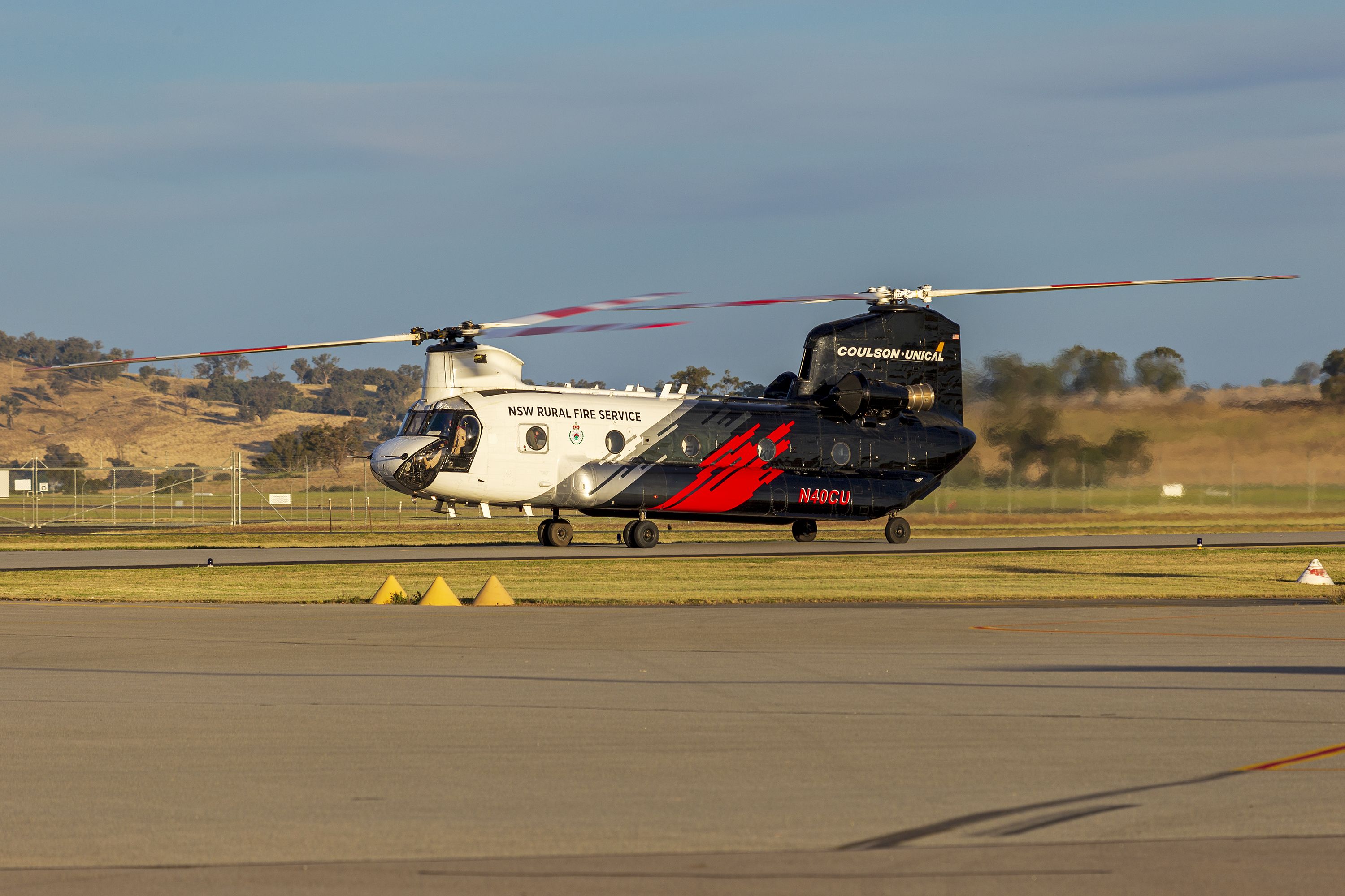 Boeing CH-47 Chinook (N40CU) - Coulson-Unical (N40CU) Boeing CH-47D Chinook taxiing at Wagga Wagga Airport.