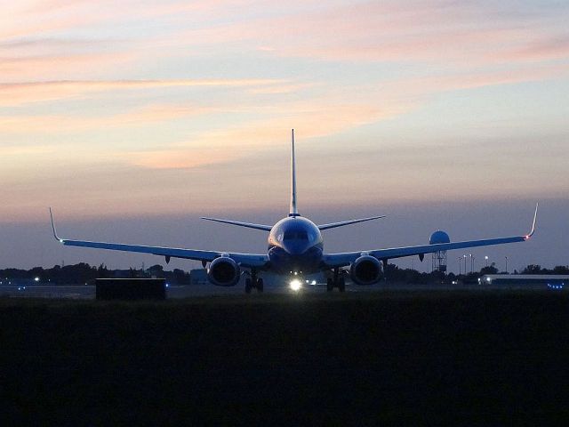 Boeing 737-700 (N201LV)