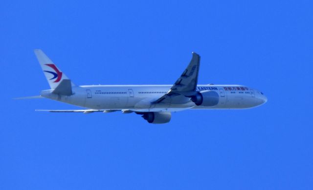 BOEING 777-300ER (B-2002) - Shown here is a China Southern Boeing 777-300 a few minutes until landing in the Autumn of 2016.