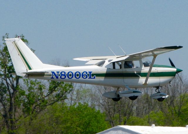 Cessna Skyhawk (N8006L) - At Downtown Shreveport.