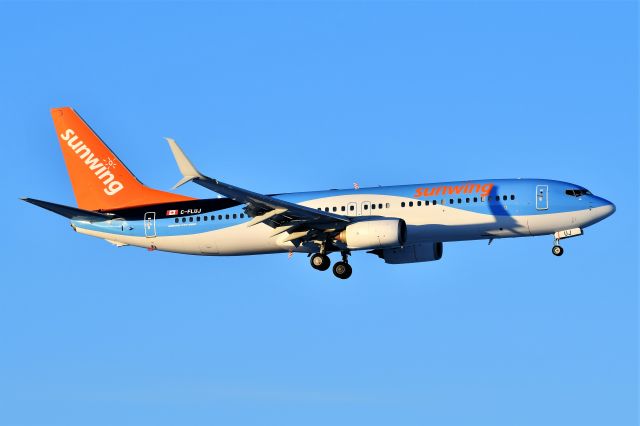 Boeing 737-800 (C-FLUJ) - Sunwing Airlines Boeing 737-8K5 arriving at YYC on Dec 22.