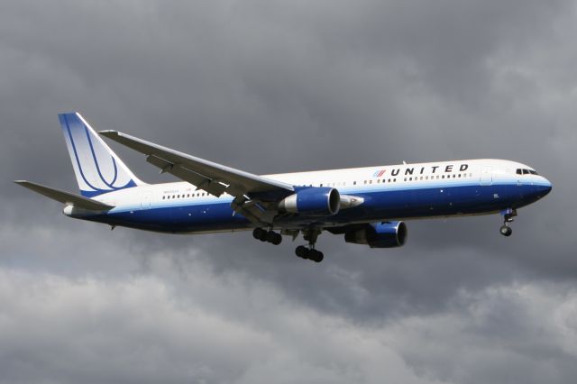 BOEING 767-300 (N652UA) - October 3, 2010 - arrived Chicago O’Hare