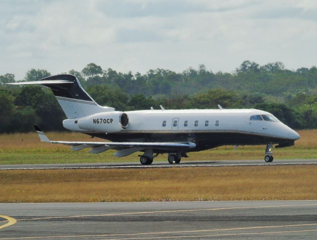 Bombardier Challenger 300 (N670CP)