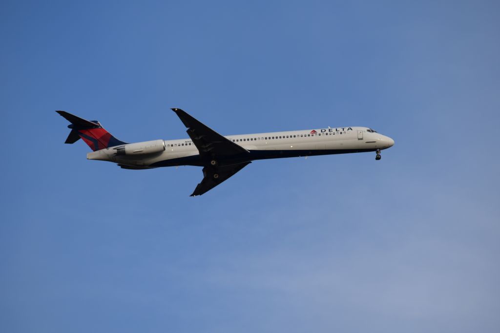 McDonnell Douglas MD-88 (N901DE) - 27DEC15 S/N 53378 Final approach KMCO