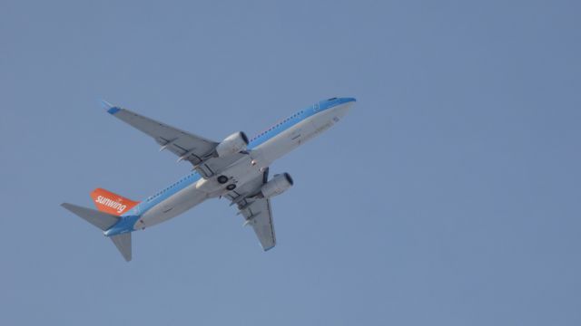 Boeing 737-700 — - Jétais au bout de la piste 36 peu après le décollage de ce jet a CYVO. Décembre 2015.