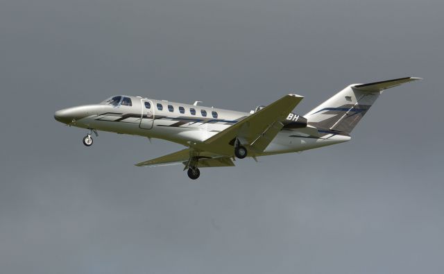 Cessna Citation CJ3 (N817BH) - On final to 24R in CYHU, 07-09-2021