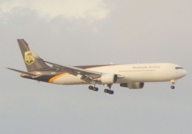 BOEING 767-300 (N327UP)