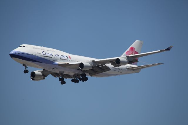 Boeing 747-400 (B-18207) - ON FINAL