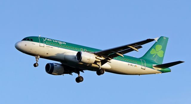 EI-DEJ — - Aer Lingus "St Kilian" final aproach in the evening to DUS/EDDL RWY 05R, 04. Apr 2022