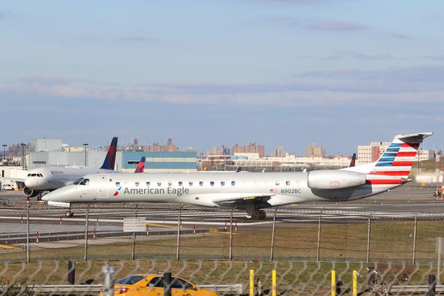 Embraer ERJ-145 (N902BC) - New York LaGuardia (LGA). American Eagle/Envoy Air flight AA3449/MQ3449 taxis for departure to Greensboro Piedmont Triad International (GSO). br /Taken from Planeview Park, 23rd Avenue at the end of Runway 4/22br /2017 12 01 a rel=nofollow href=http://alphayankee.smugmug.com/https://alphayankee.smugmug.com//a