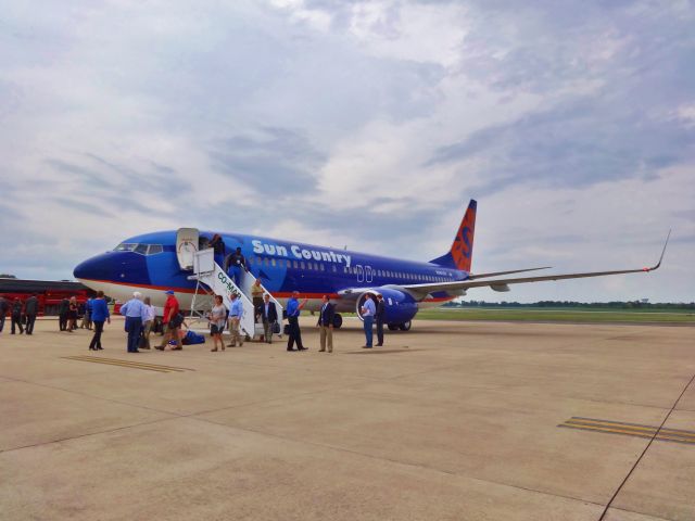 Boeing 737-700 (N805SY) - LSU football players deboarding a Sun Country 737 to play the WKU Hilltoppers.