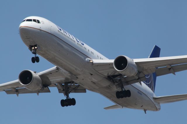 BOEING 767-300 (N664UA)