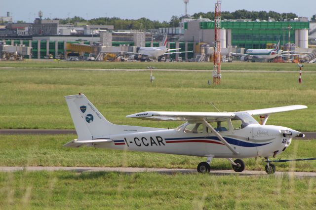 Cessna Skyhawk (I-CCAR) - ON TAXINGWAY AT LINATE 18-03-16