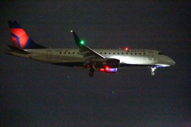 EMBRAER 175 (long wing) (N270SY)