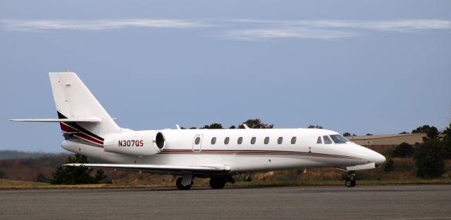 Cessna Citation Sovereign (N307QS) - Taxiing to parking is this 2007 Cessna Citation Soverign in the Autumn of 2021.