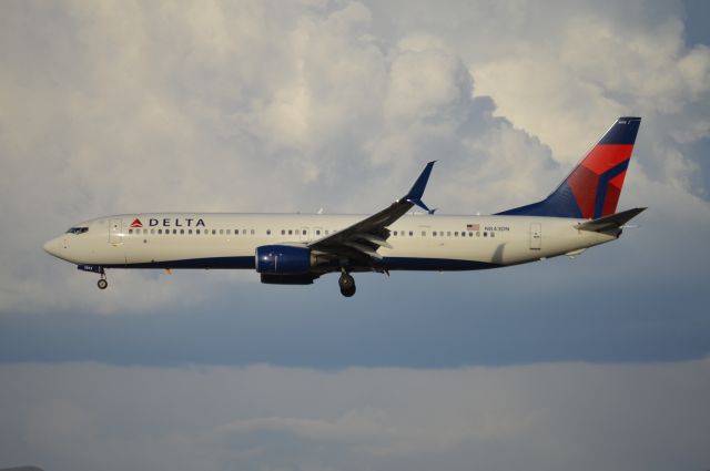 Boeing 737-900 (N843DN) - DAL109 on short final for 34L arriving from KATL/ATL.