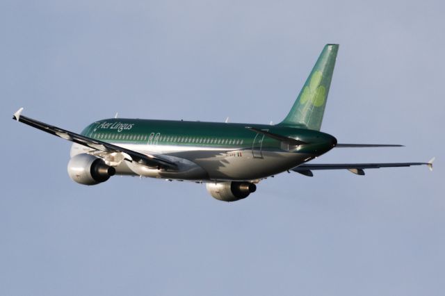 Airbus A320 (EI-DVG) - EI205 climbing out from Manchester into the afternoon sun on the return to DUB