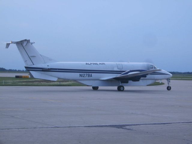 Beechcraft 1900 (N127BA) - Watching Larry command AIP 5500 to BIS full of mail I sorted, on a lovely summers day.