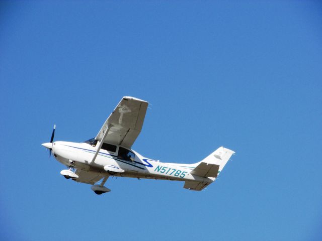 Cessna Skylane (N51785) - Taking off RWY 26L