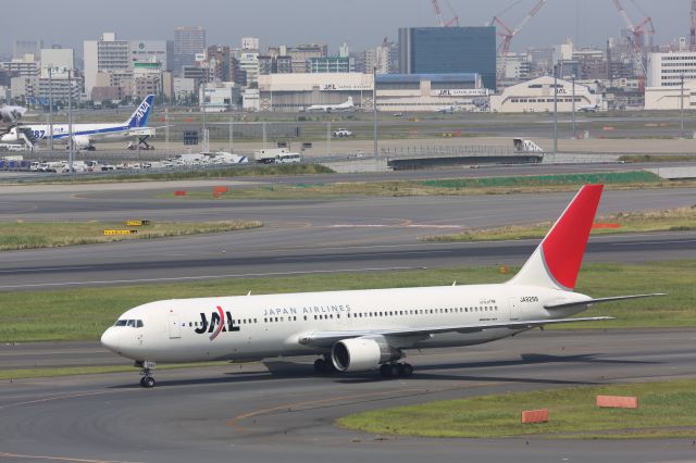 BOEING 767-300 (JA8299)