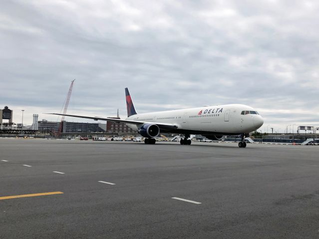 BOEING 767-400 (N835MH)