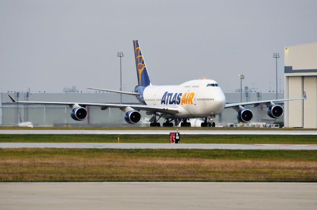 Boeing 747-400 (N465MC) - Taxiing to ramp on 11-11-20 shortly after sunrise.