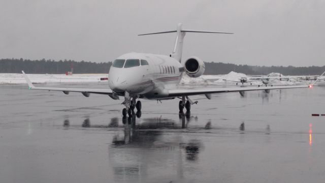 Canadair Challenger 350 (N730QS)