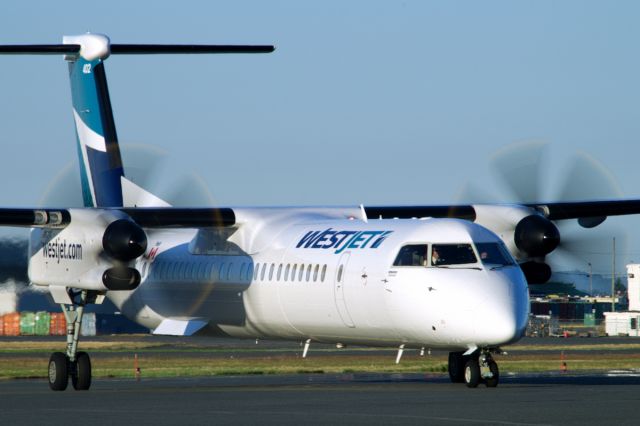 de Havilland Dash 8-400 (C-FHEN)