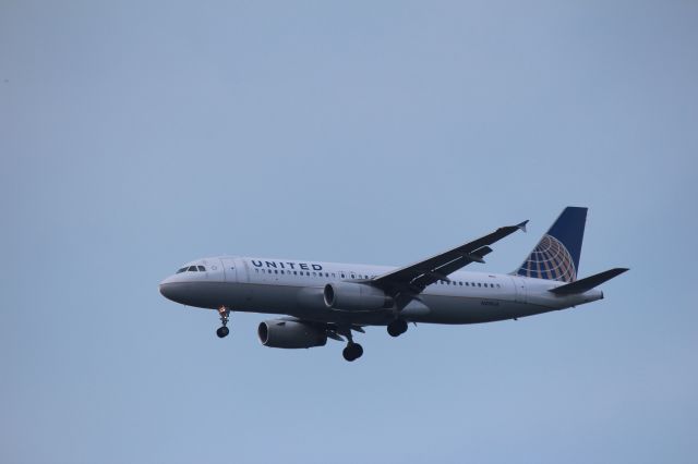 Airbus A320 (N419UA) - 082212 United on final for Rwy19