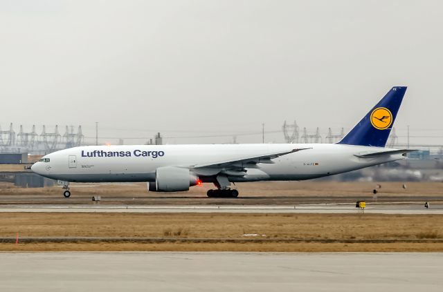 Boeing 777-200 (D-ALFE) - Departure Toronto YYZ with both strobe beacon lights on