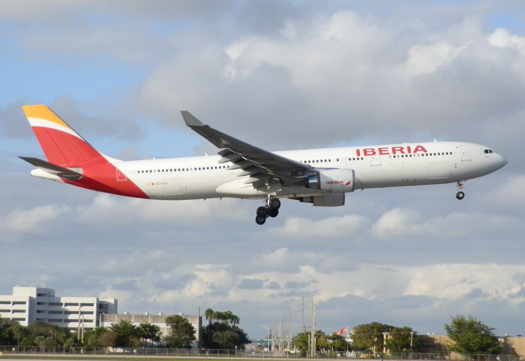 Airbus A330-300 (EC-LZJ)
