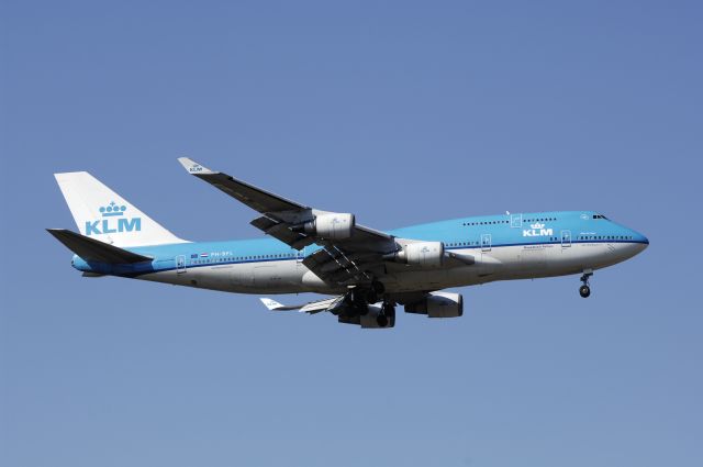 Boeing 747-400 (PH-BFL) - Final Approach to NRT Airport R/W34L on 2012/04/08