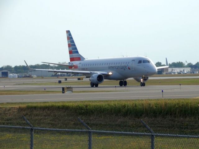 Embraer 170/175 (N113HQ)