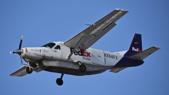 Cessna Caravan (N744FX) - Cessna 208B operated by West Air on arrival for Runway 27 at San Diego