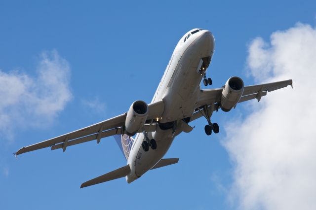 Airbus A320 (N407UA) - Lifting off from Rwy 10 in Sint Maarten and looking quite long-legged..