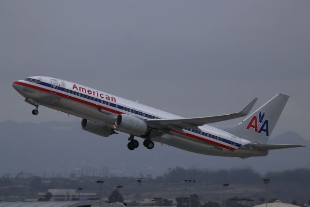 Boeing 737-800 (N918NN)