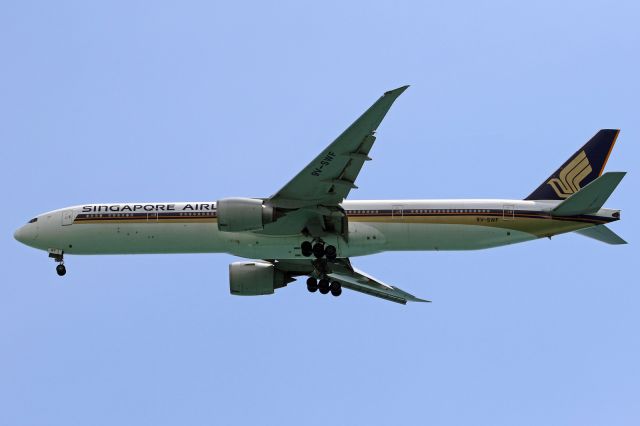 BOEING 777-300 (9V-SWF)