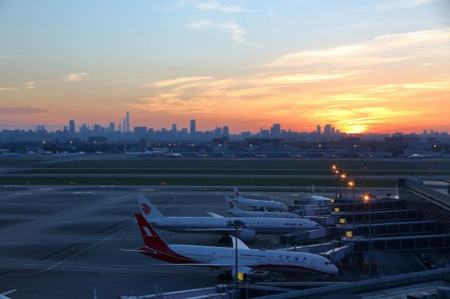 Boeing 787-8 (B-20CD) - Sunrise at Shanghai-Hongqiao on a beautiful clear day which offers the city´s skyline as a backdrop