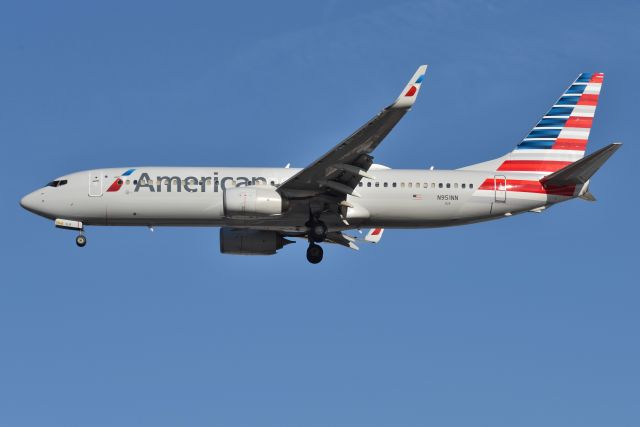 Boeing 737-800 (N951NN) - 23-L 03-21-22. Experimental winglet logos.