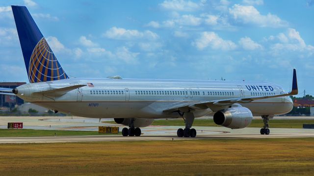 BOEING 757-300 (N77871) - Taxiing after arriving on 4.