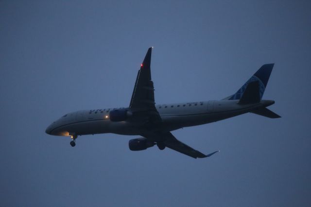 EMBRAER 175 (long wing) (N609UX)