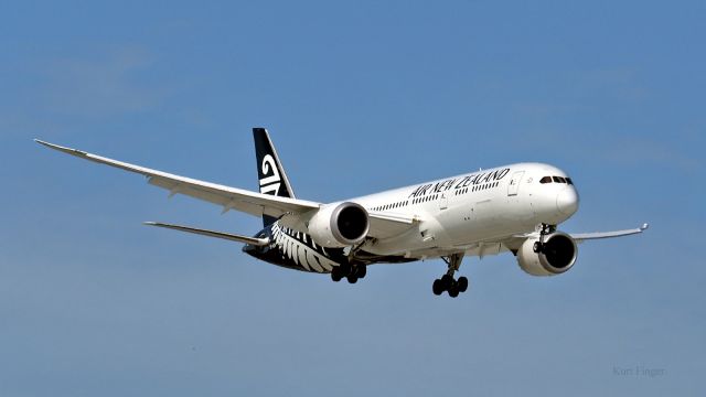 Boeing 787-9 Dreamliner (ZK-NZN) - Boeing 787-9. Air New Zealand ZK-NZN final rwy 24 YPPH 130919.