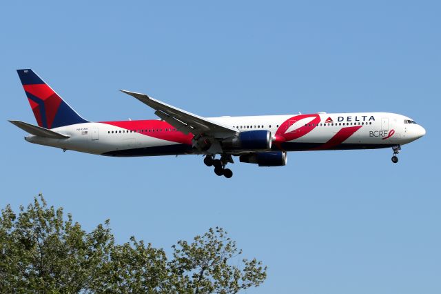 BOEING 767-400 (N845MH) - DL 211 arriving from Prague