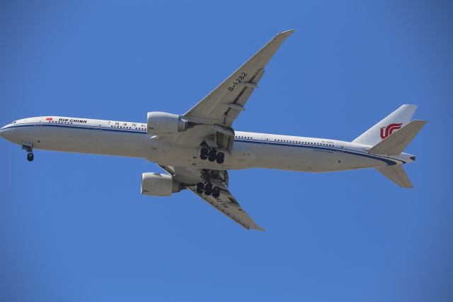 BOEING 777-300ER (B-1282)