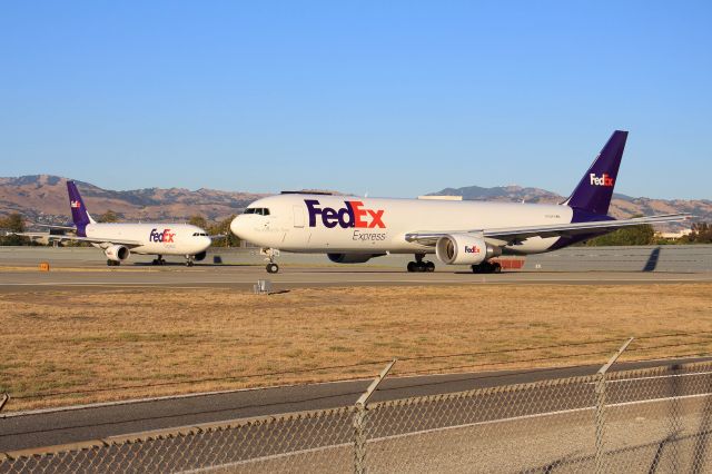 BOEING 767-300 (N115FE)