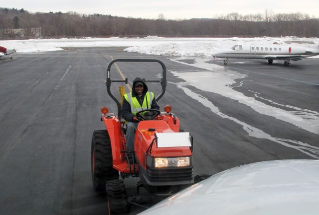 Beechcraft King Air 100 (N24EM) - Our line staff working hard to ensure our safe operation out of the Danbury airport.