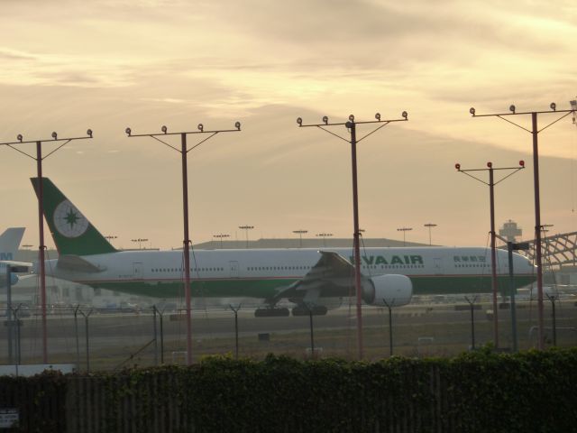 BOEING 777-300 (B-16712)