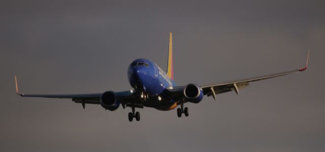 Boeing 737-700 (N7846A) - Arriving From  LAS, Landing 30L   01-01-2017