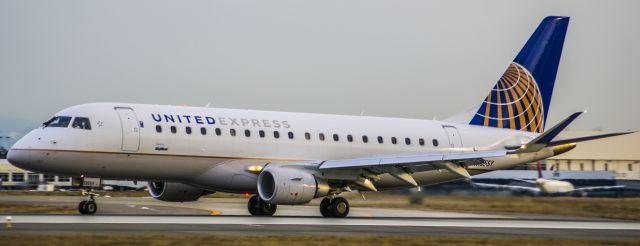 Embraer 175 (N135SY)