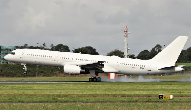 Boeing 757-200 (00-9001) - borg71 usaf c-32b 00-9001 landing at shannon 1/8/20.